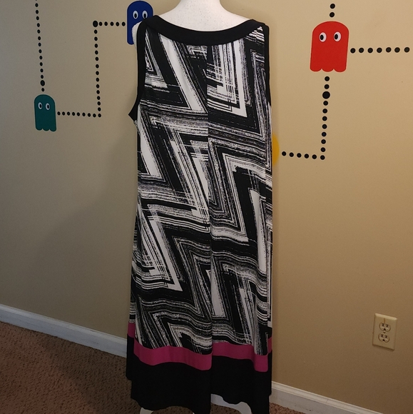Avenue Black and White Geometric Dress with Pink Accent 22 24 - Picture 3 of 5